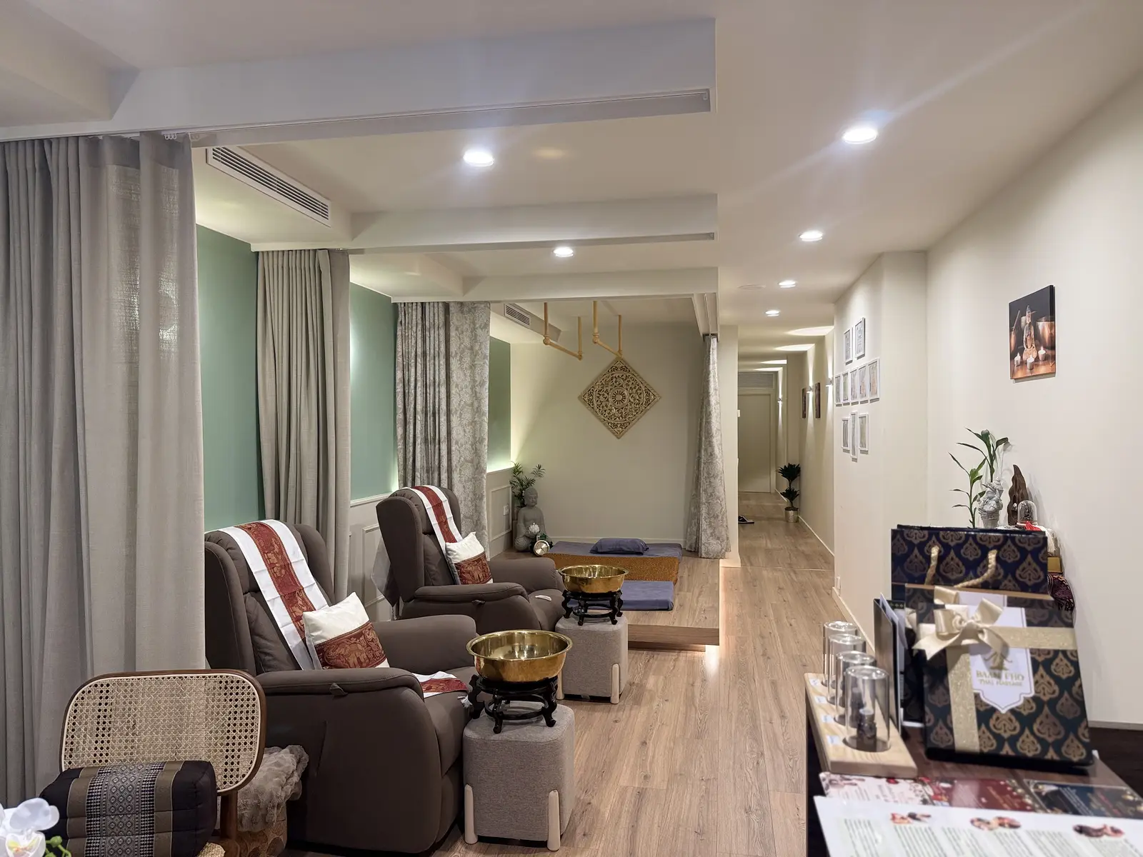 Vista interior del centro de masaje tailandés Baan Pho en Girona, con sillones de reflexología y pasillo